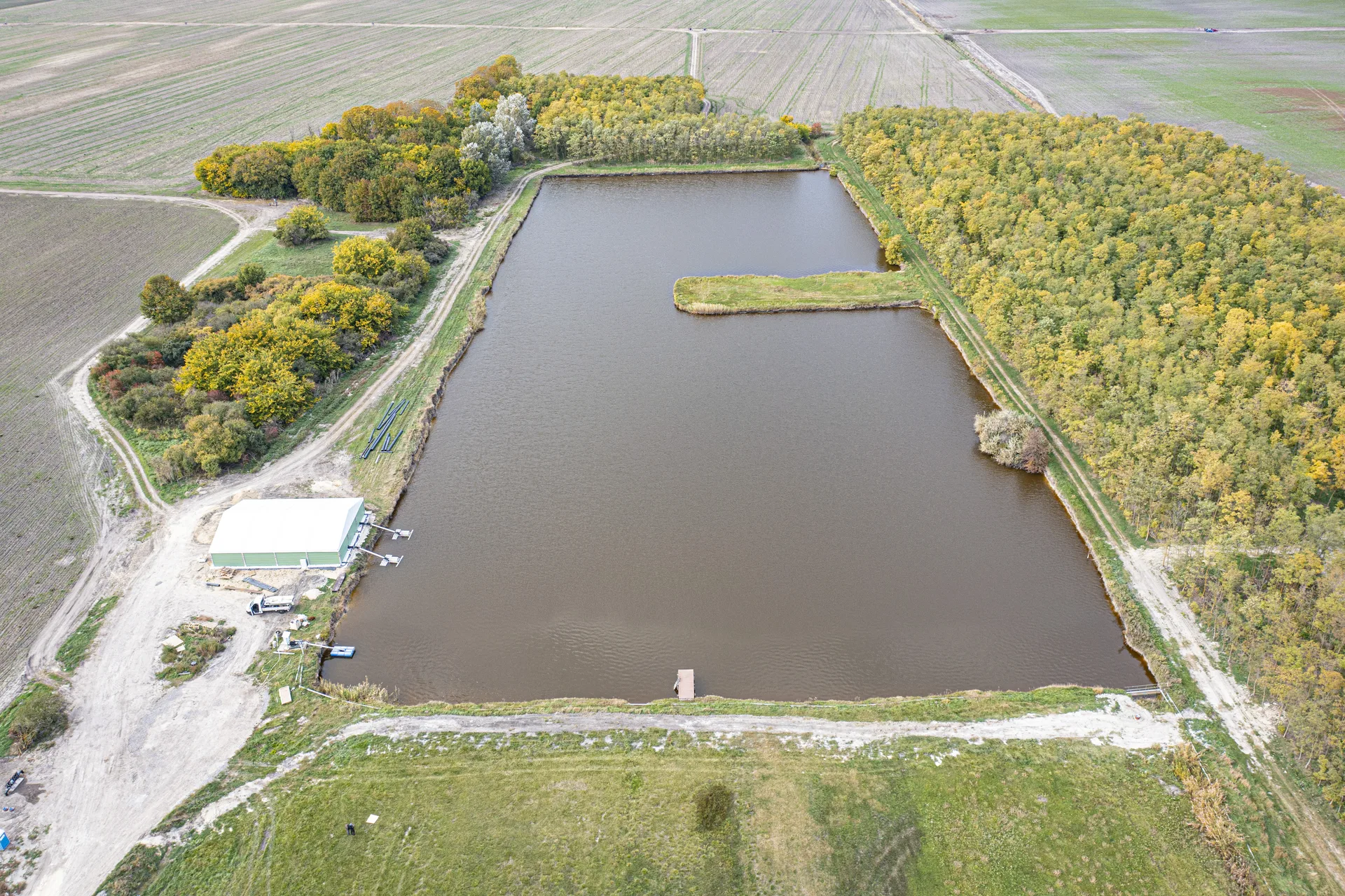 Verschlammtes Becken vor der Aufnahme, Drohnenaufnahme