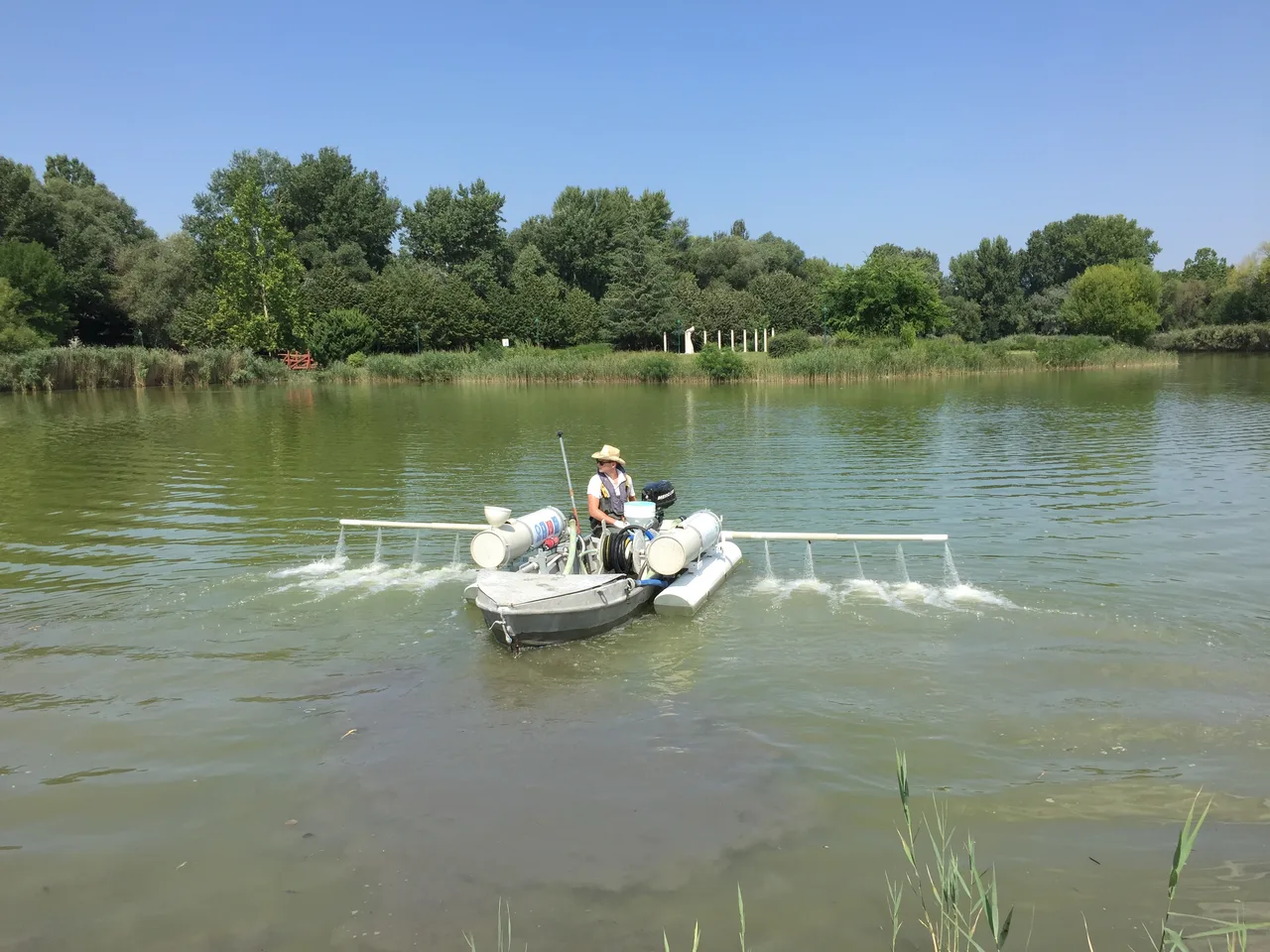 Spritzboot Dongó in der Fischfarm