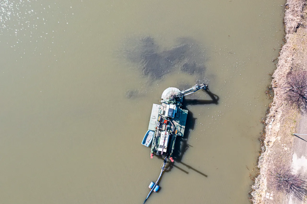 Finn Watermaster mechanikai iszapkitermelés közben