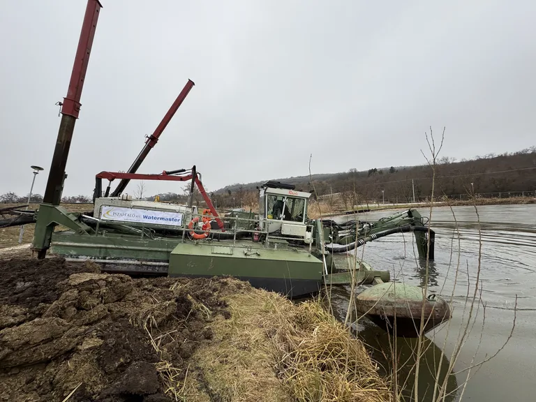 Watermaster önerőből vonul a vízbe — daru nélküli telepítés