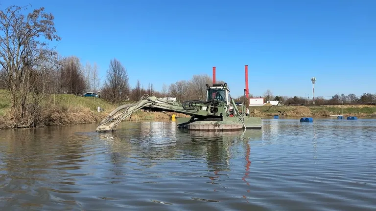 Watermaster kotrás napsütésben