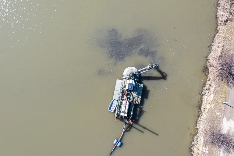 Watermaster munka közben — drón felülnézet az iszapfelhővel